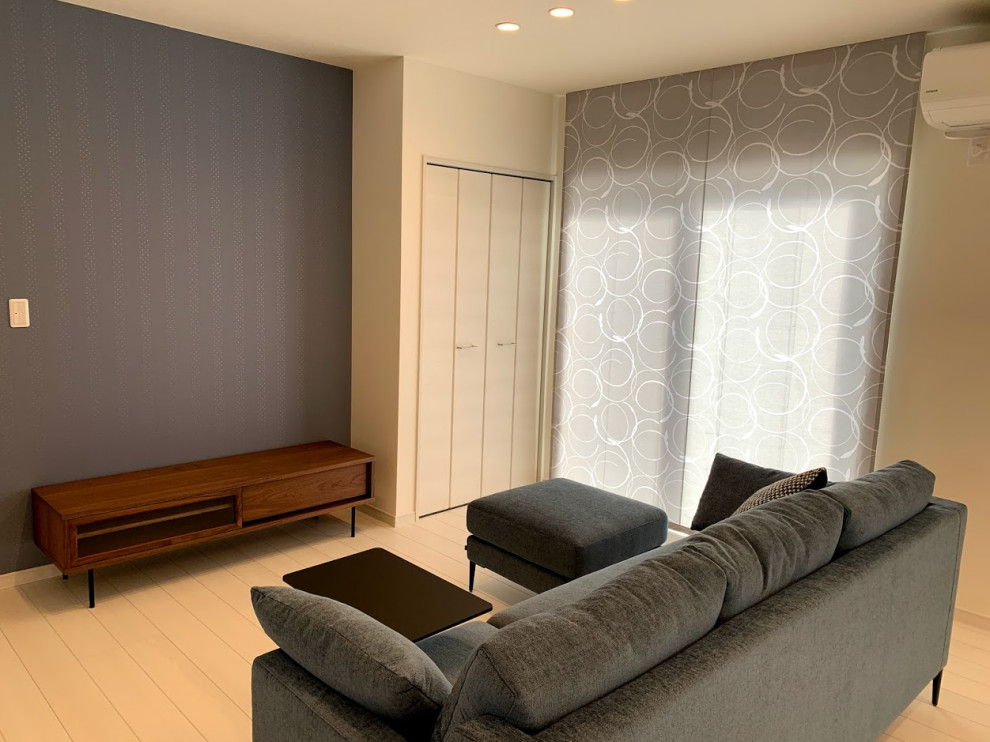 Inspiration för minimalistiska vardagsrum, med blå väggar, plywoodgolv och vitt golv