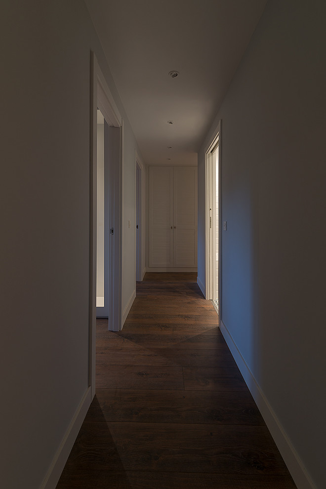 Modelo de recibidores y pasillos clásicos renovados con paredes grises, suelo de madera en tonos medios y suelo marrón