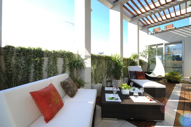 オリエンタルモダンを実現したリゾートのある家 contemporaneo-terraza-y-balcon