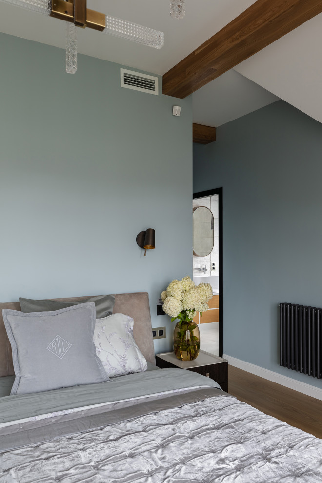 На фото: большая хозяйская, серо-белая спальня в современном стиле с серыми стенами, светлым паркетным полом и балками на потолке