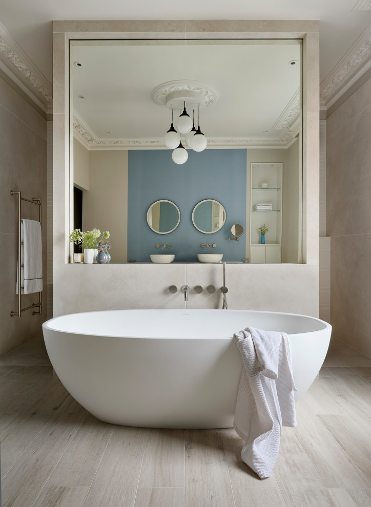 Идея дизайна: огромная главная ванная комната в современном стиле с белыми фасадами, отдельно стоящей ванной, душевой комнатой, инсталляцией, белой плиткой, керамической плиткой, синими стенами, полом из керамогранита, настольной раковиной, столешницей из искусственного кварца, серым полом, открытым душем, белой столешницей, тумбой под две раковины, напольной тумбой и обоями на стенах