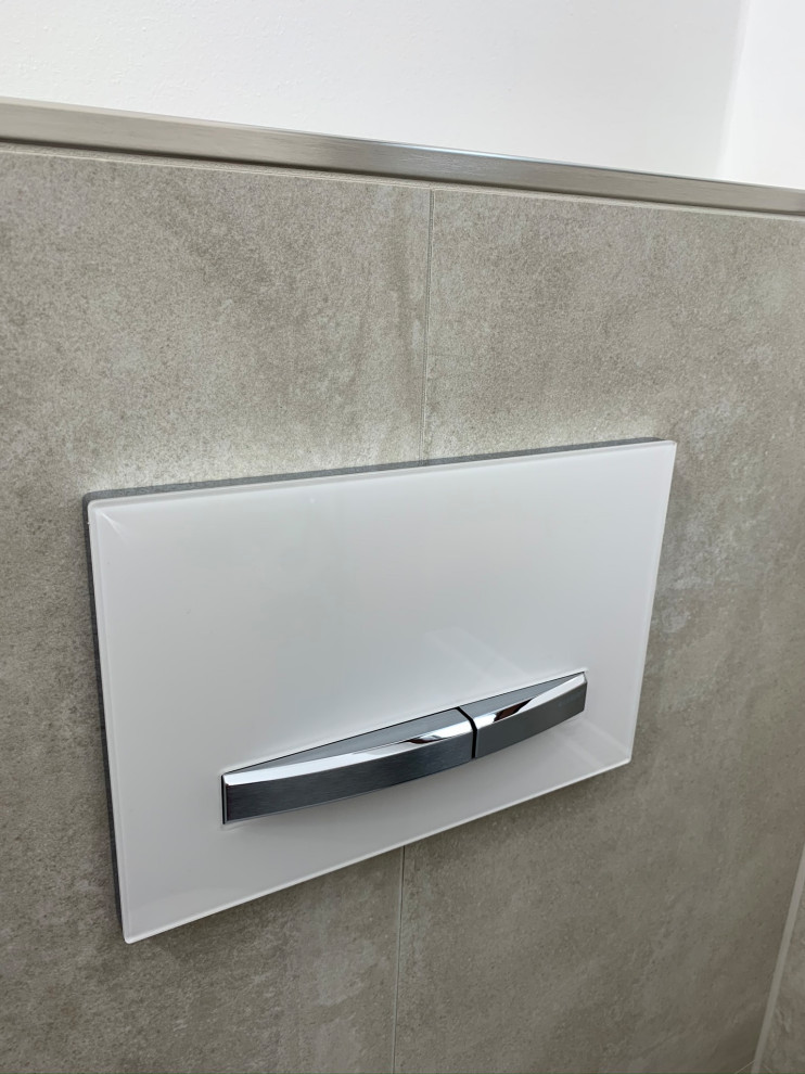 Kleine Moderne Gästetoilette mit Wandtoilette, weißer Wandfarbe, Wandwaschbecken und beigem Boden in München