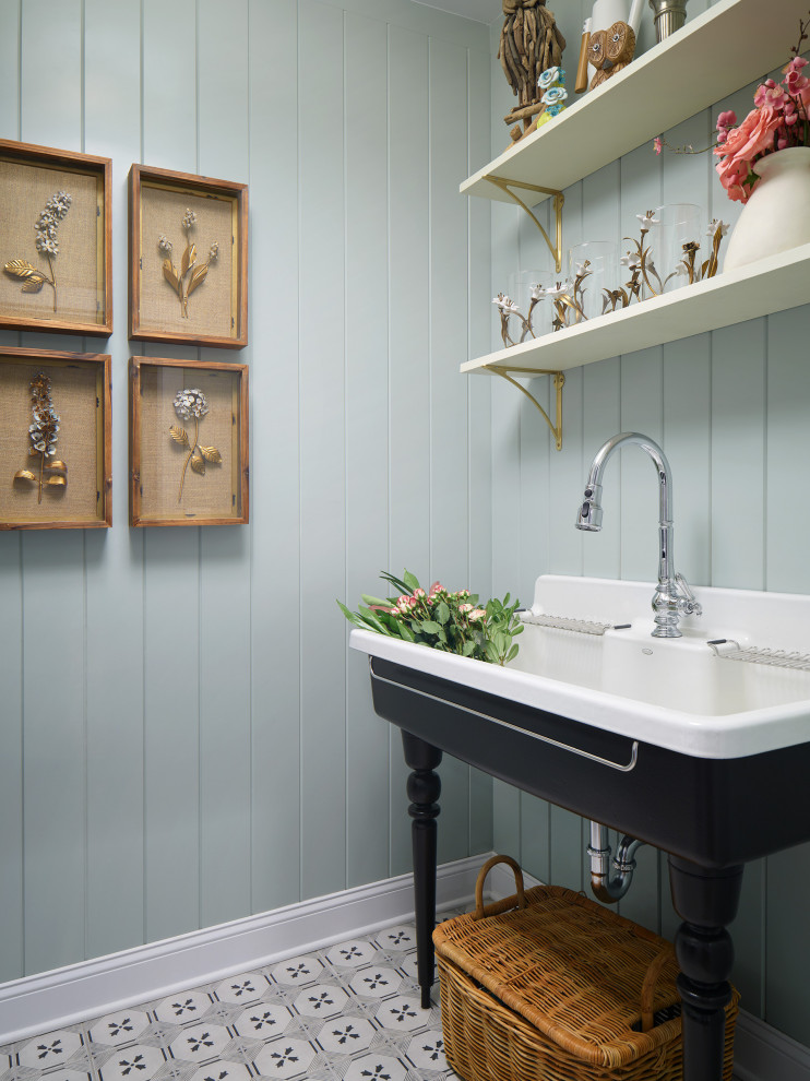 Idee per un piccolo ripostiglio-lavanderia classico con lavello stile country, pareti blu, pavimento con piastrelle in ceramica, pavimento nero e pareti in perlinato