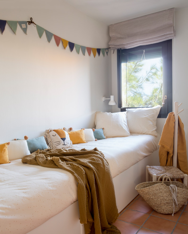 Ejemplo de dormitorio infantil de 4 a 10 años de estilo de casa de campo con paredes blancas y suelo de baldosas de terracota