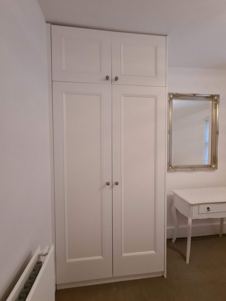Diseño de habitación de invitados clásica renovada de tamaño medio sin chimenea con paredes blancas, moqueta, suelo beige y bandeja