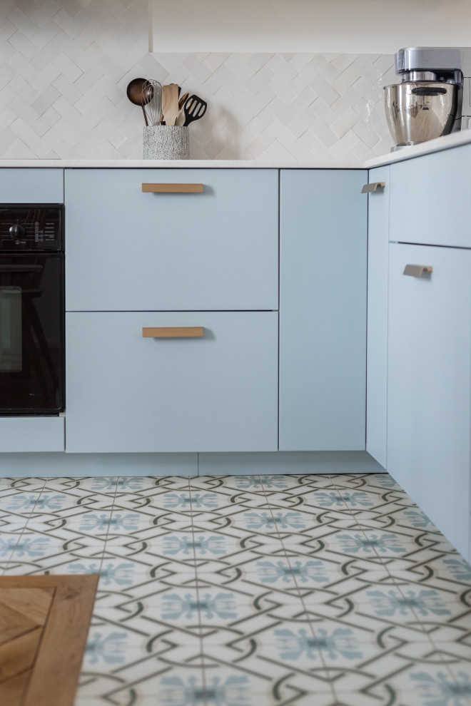 Large trendy l-shaped cement tile floor open concept kitchen photo in Paris with an undermount sink, quartzite countertops, white backsplash, ceramic backsplash and white countertops