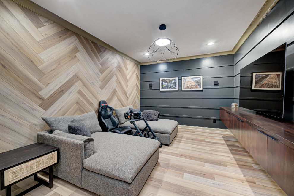Источник вдохновения для домашнего уюта: изолированная гостиная комната среднего размера в современном стиле с разноцветными стенами, телевизором на стене, светлым паркетным полом, коричневым полом и панелями на части стены