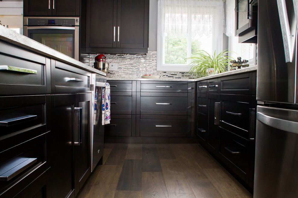 Kitchen - transitional kitchen idea in Toronto