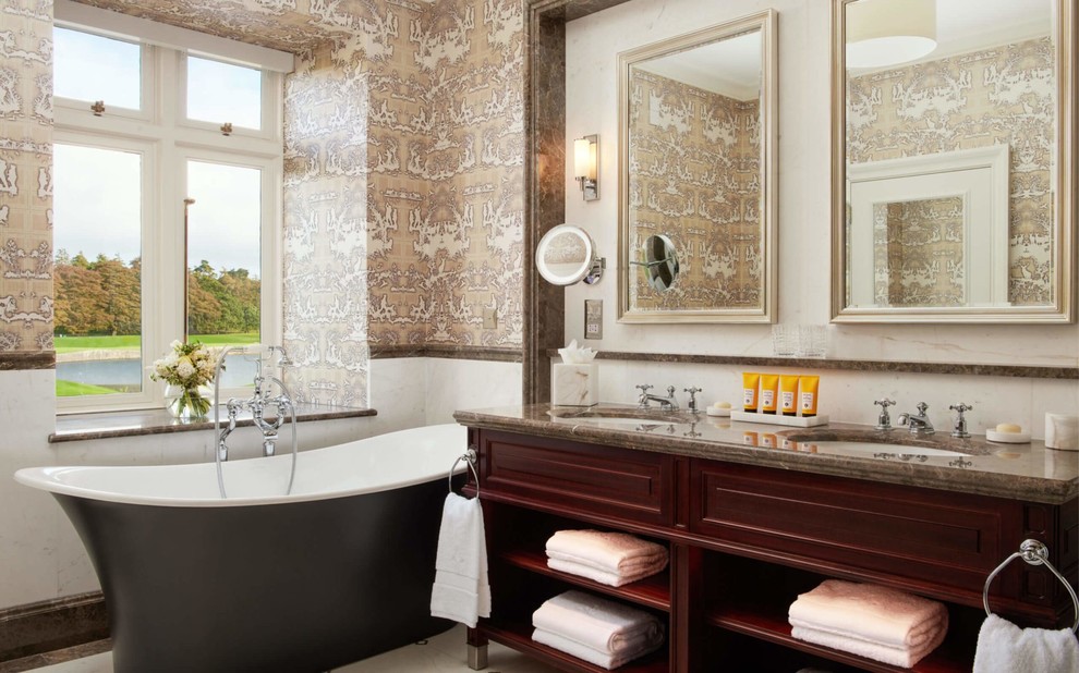 Immagine di una stanza da bagno vittoriana