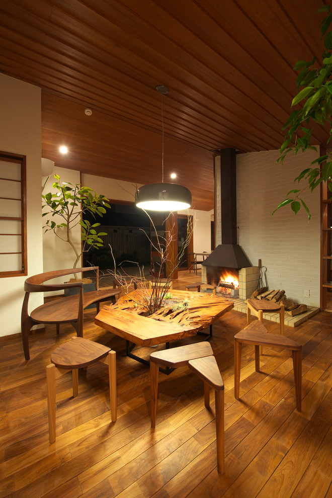 Contemporary living room in Tokyo Suburbs.