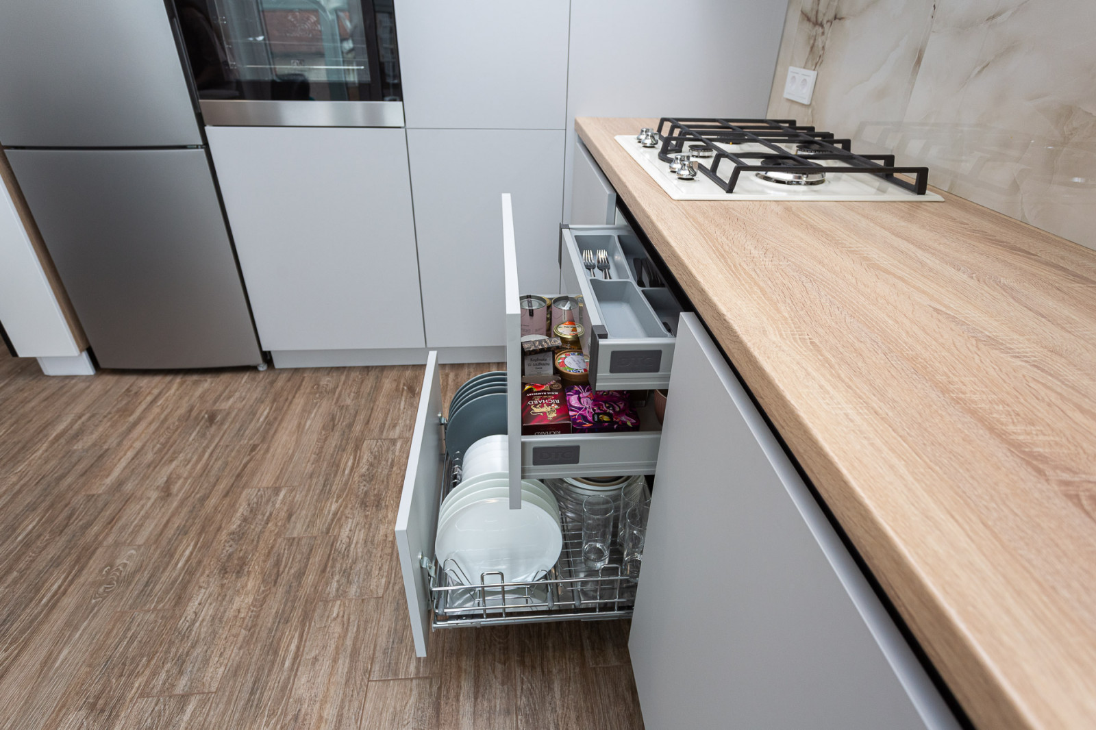 Серая комбинированная кухня в современном стиле