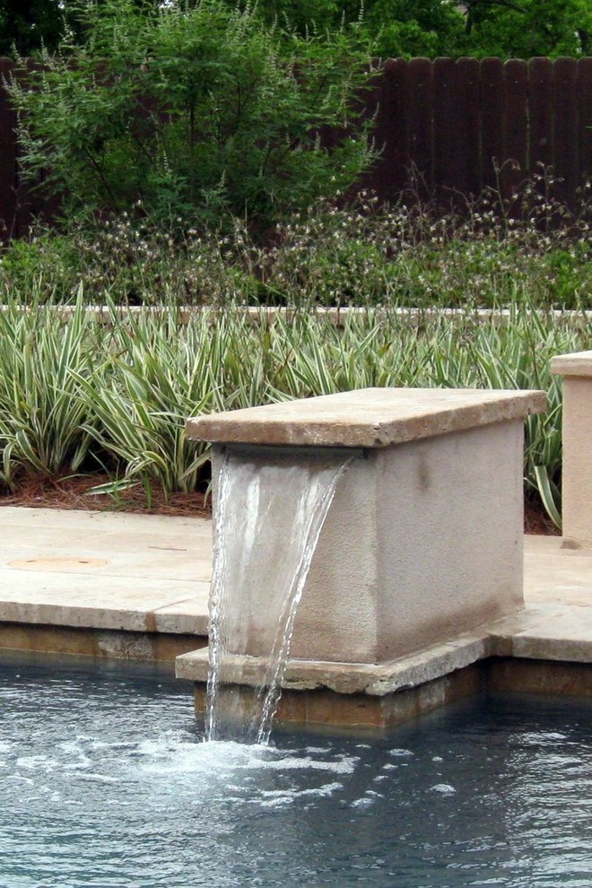 Transitional pool photo in New Orleans