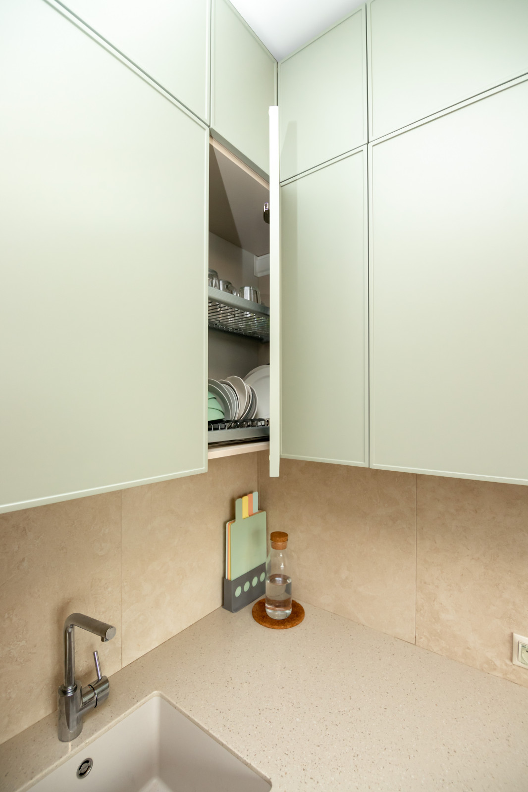 Неоклассическая кухня в трендовых цветах этого года