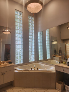 New Layout and Materials Create a Luminous Spa Bathroom (13 photos)
