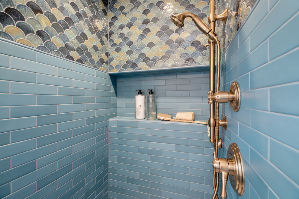 На фото: маленькая ванная комната в классическом стиле с фасадами с утопленной филенкой, темными деревянными фасадами, душем в нише, унитазом-моноблоком, синей плиткой, керамической плиткой, синими стенами, полом из керамической плитки, душевой кабиной, накладной раковиной, мраморной столешницей, белым полом, душем с распашными дверями, белой столешницей, нишей, тумбой под одну раковину, встроенной тумбой и обоями на стенах для на участке и в саду с