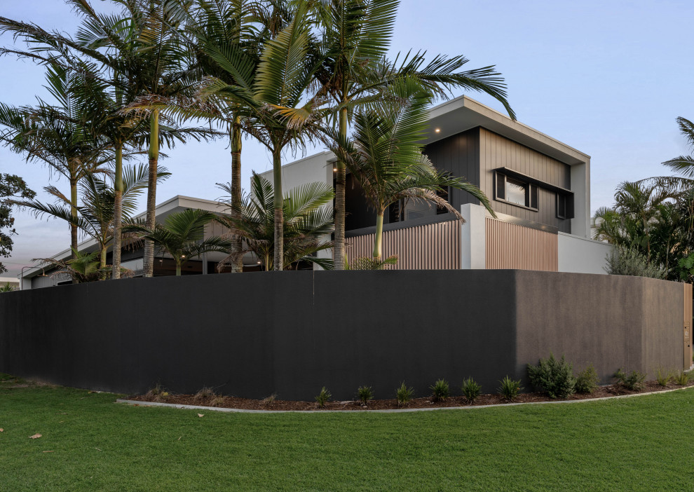Contemporary two-storey house exterior in Sunshine Coast.
