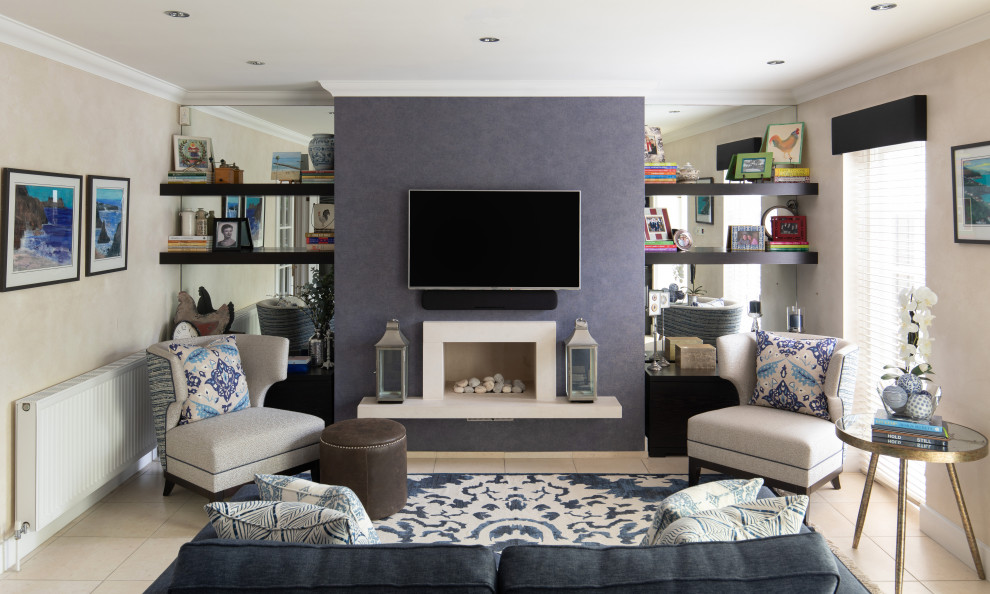 На фото: гостиная комната в современном стиле с синими стенами, полом из керамогранита, фасадом камина из камня, телевизором на стене и обоями на стенах с
