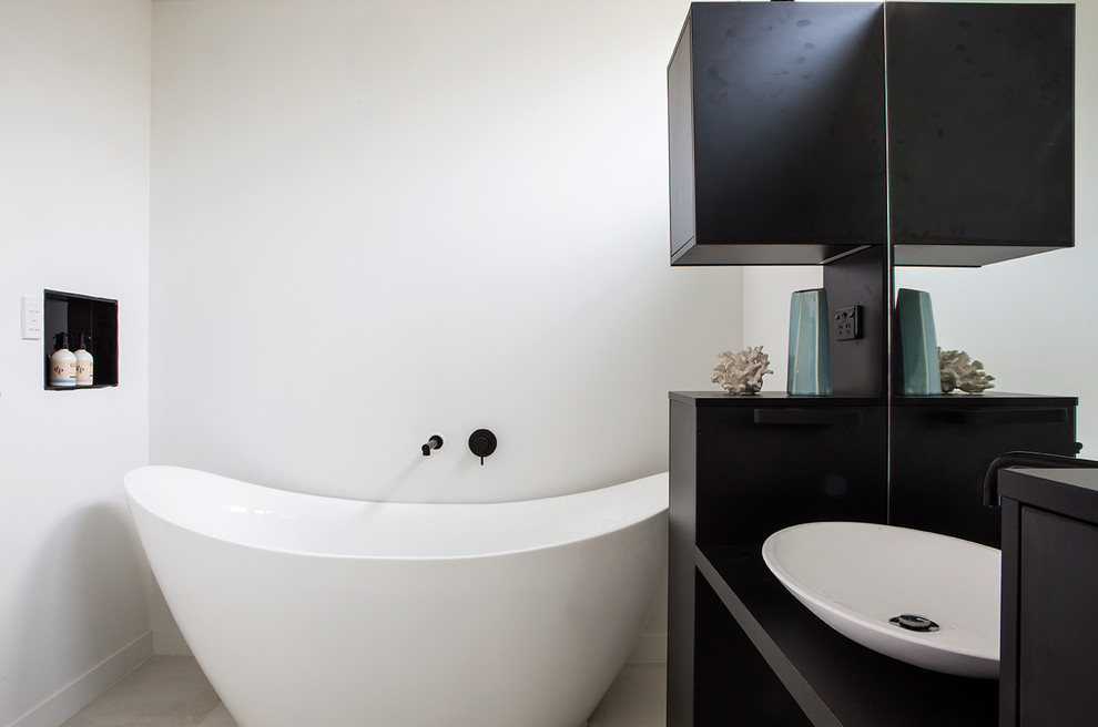 Photo of a contemporary bathroom in Auckland.