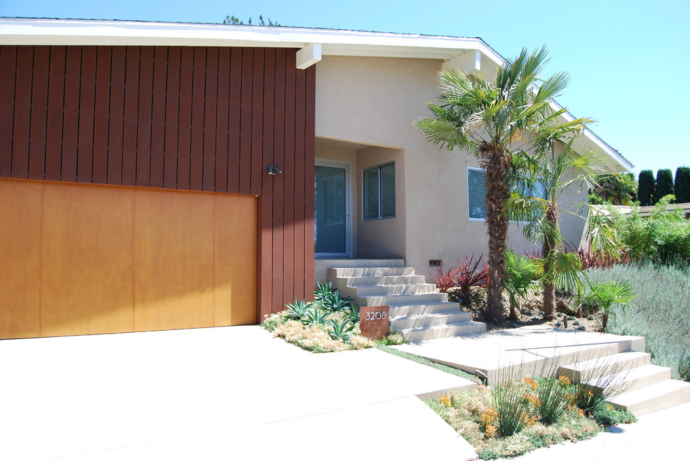 Photo of a modern split-level multi-coloured house exterior in Los Angeles with concrete fiberboard siding.