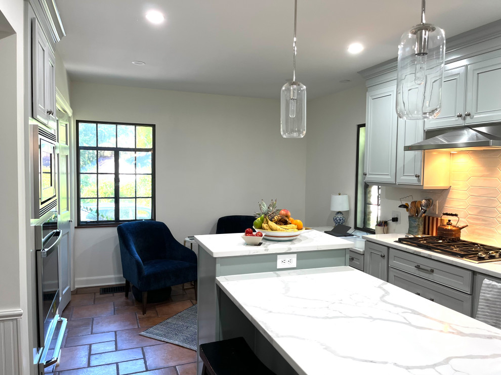 Exempel på ett avskilt, litet klassiskt vit vitt kök, med en undermonterad diskho, luckor med profilerade fronter, gröna skåp, bänkskiva i kvartsit, vitt stänkskydd, stänkskydd i porslinskakel, rostfria vitvaror, klinkergolv i terrakotta, en köksö och brunt golv