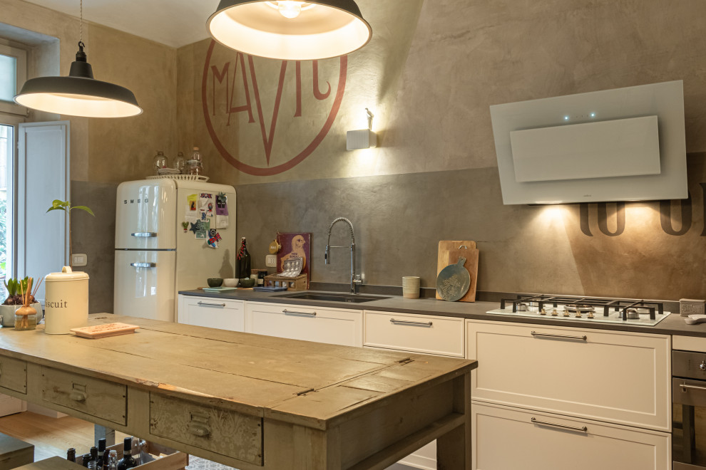 Foto på ett mellanstort rustikt grå linjärt kök med öppen planlösning, med en integrerad diskho, skåp i shakerstil, vita skåp, bänkskiva i betong, grått stänkskydd, färgglada vitvaror, mellanmörkt trägolv och beiget golv