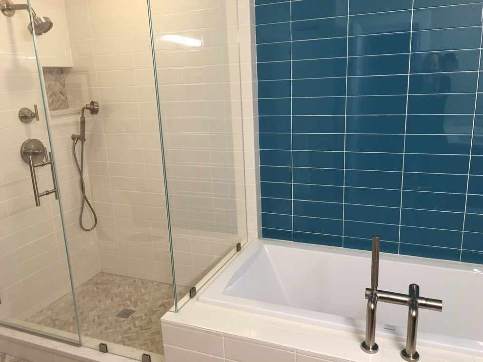 Cette image montre une salle de bain vintage avec une baignoire posée et des carreaux de céramique.