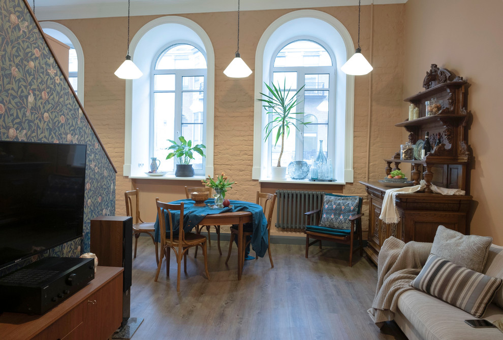 Ispirazione per una sala da pranzo aperta verso la cucina boho chic con pavimento in vinile e pavimento grigio