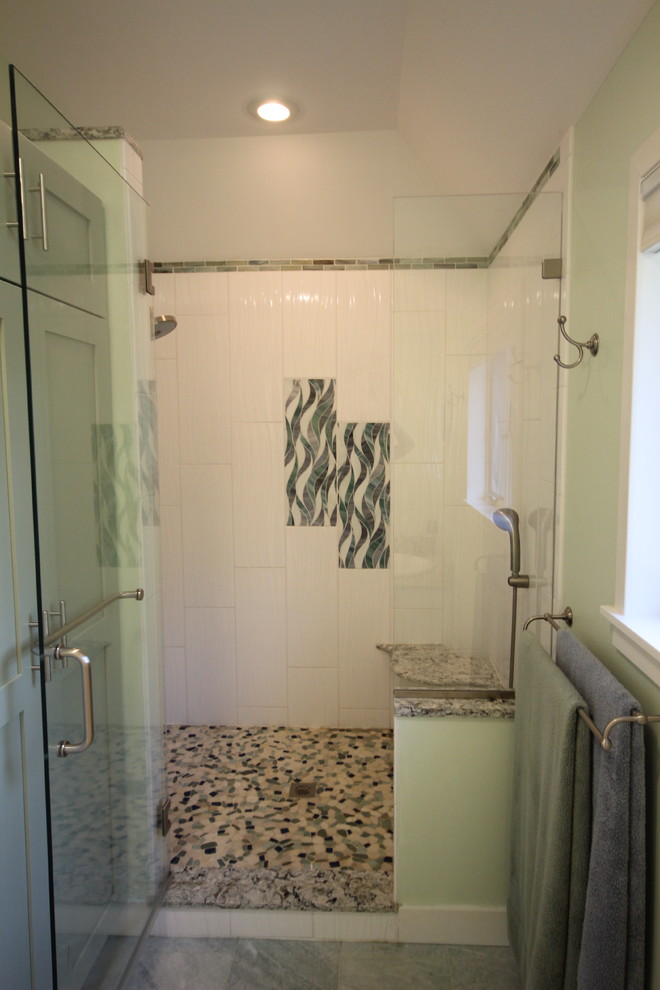 Идея дизайна: маленькая главная ванная комната в морском стиле с врезной раковиной, фасадами в стиле шейкер, зелеными фасадами, столешницей из искусственного кварца, угловой ванной, душем в нише, унитазом-моноблоком, белой плиткой, керамической плиткой, зелеными стенами и мраморным полом для на участке и в саду