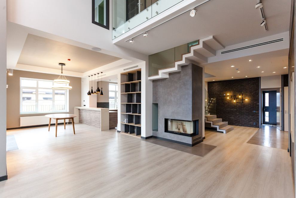 Гостиная с камином под лестницей