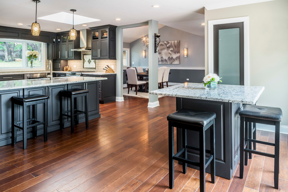 Transitional kitchen photo in Chicago