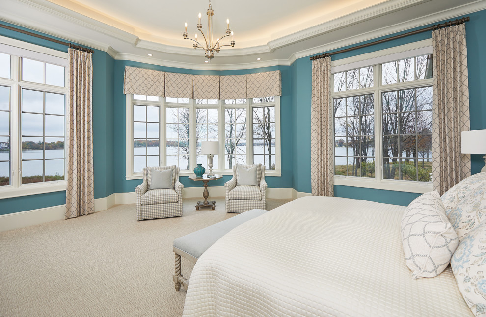 На фото: хозяйская спальня среднего размера: освещение с синими стенами, ковровым покрытием, бежевым полом и многоуровневым потолком с