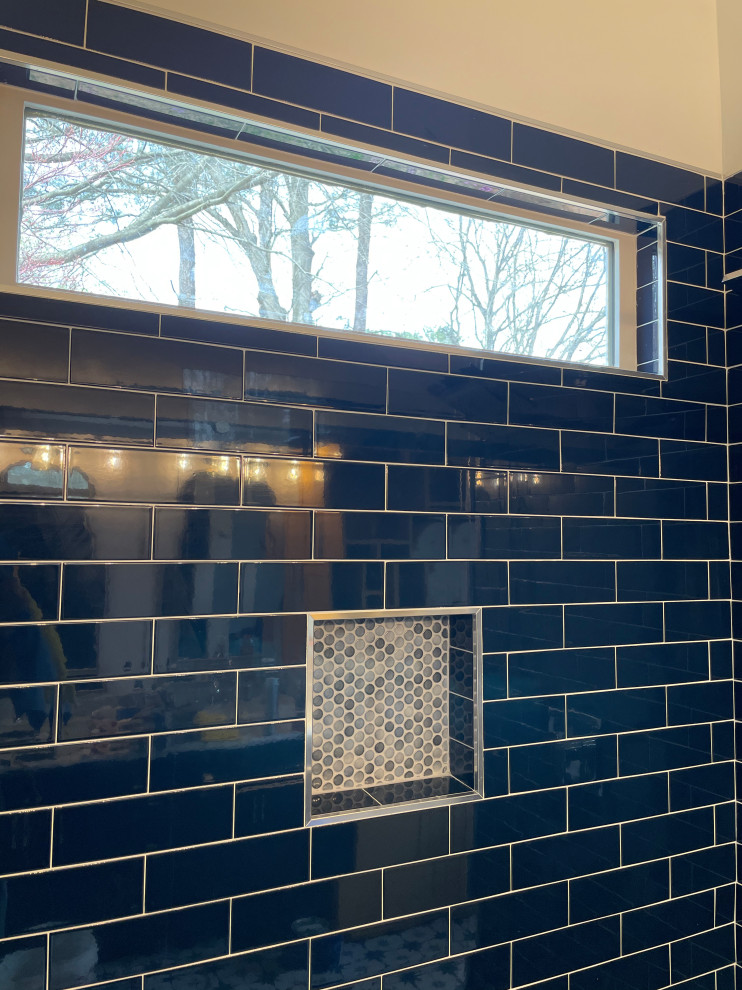 Пример оригинального дизайна: ванная комната в стиле модернизм с фасадами в стиле шейкер, синими фасадами, открытым душем, унитазом-моноблоком, синей плиткой, керамической плиткой, белыми стенами, полом из керамической плитки, врезной раковиной, мраморной столешницей, разноцветным полом, душем с раздвижными дверями, желтой столешницей, нишей, тумбой под две раковины, напольной тумбой и сводчатым потолком