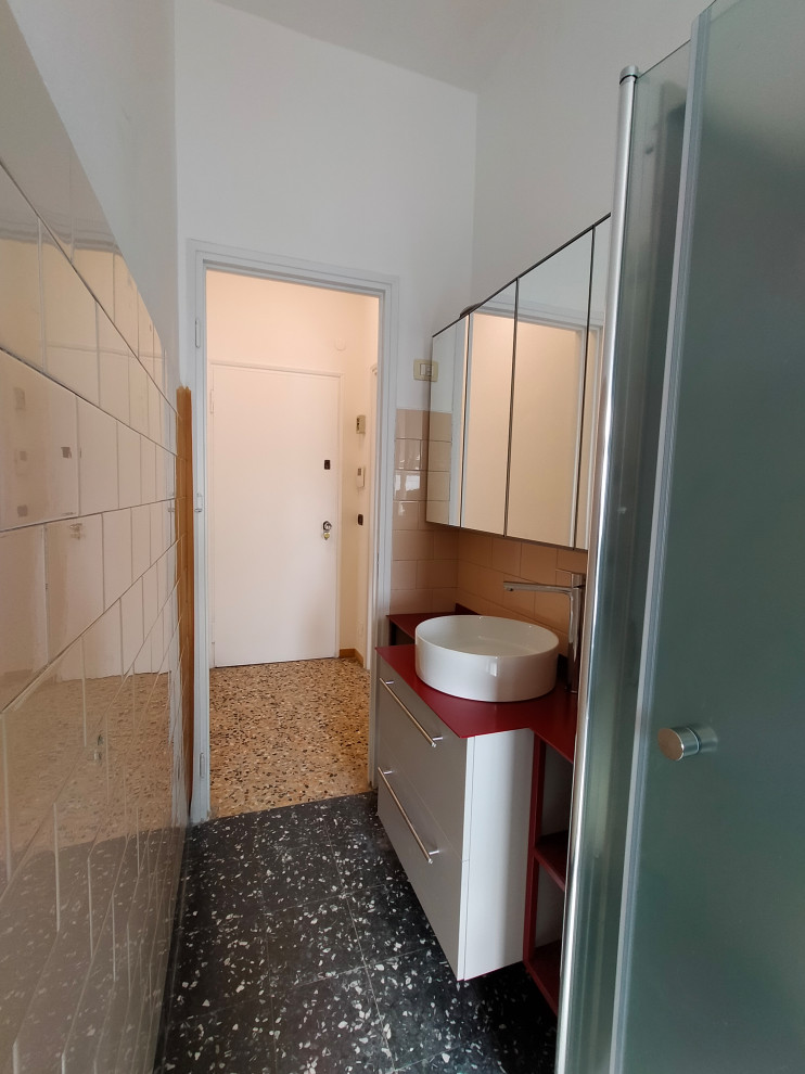 Immagine di una stanza da bagno con doccia design con mobile bagno sospeso