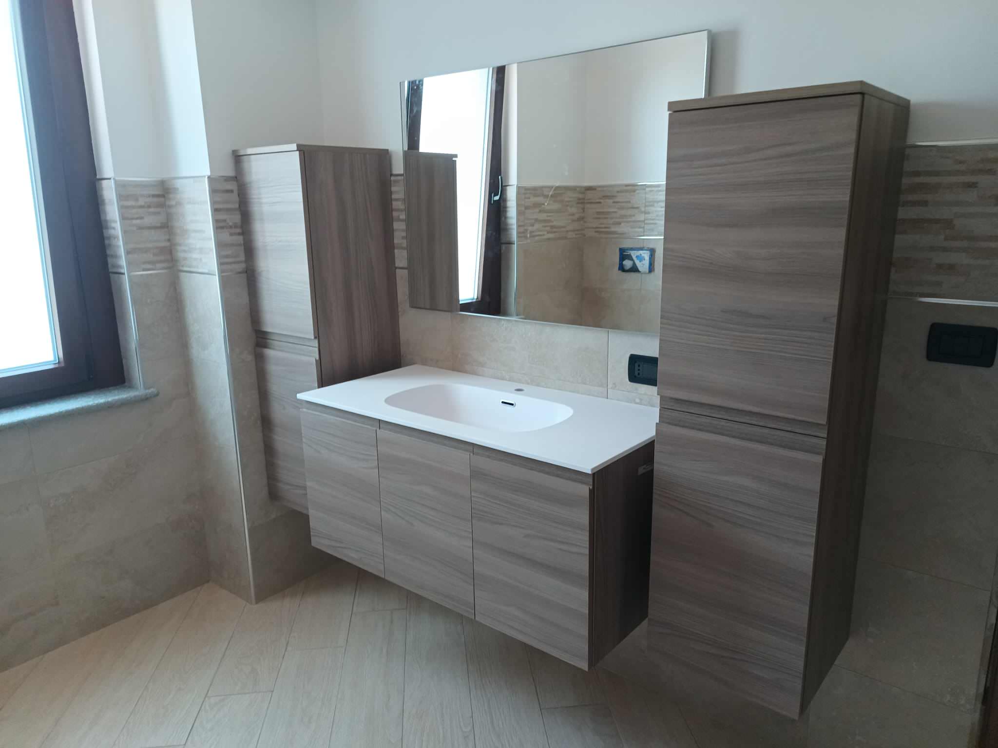 Modello con maniglia integrata nell'anta finitura Legno Faloria. Consolle Lavabo in Tekno Geacril Bianco