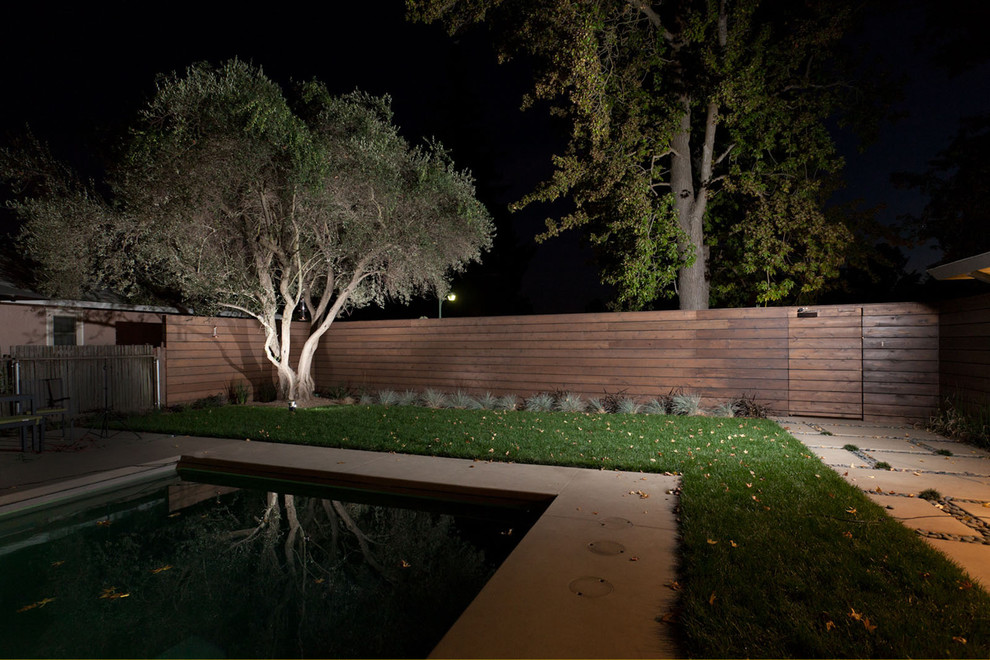 Inspiration for a mid-sized modern front yard patio in Sacramento with concrete pavers.