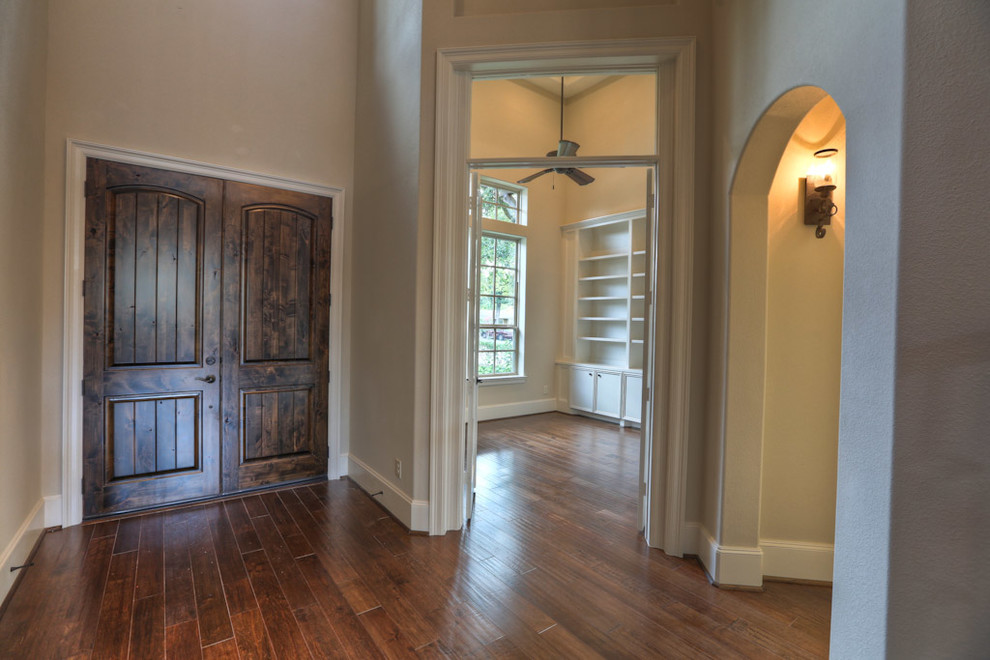 Example of a transitional entryway design in Houston