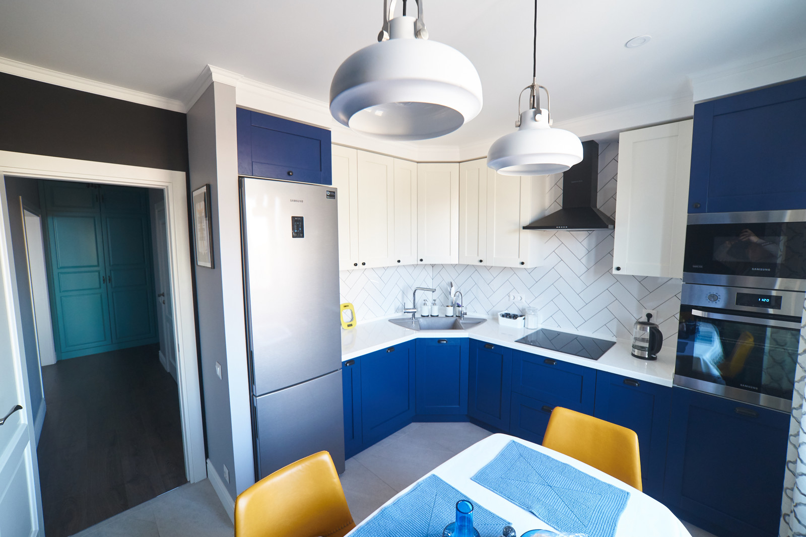 Кухня, шкафы и другая мебель по проекту дизайнера.