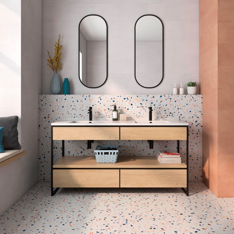他の地域にある小さなおしゃれな浴室 (マルチカラーのタイル、磁器タイル、マルチカラーの壁、磁器タイルの床、マルチカラーの床) の写真