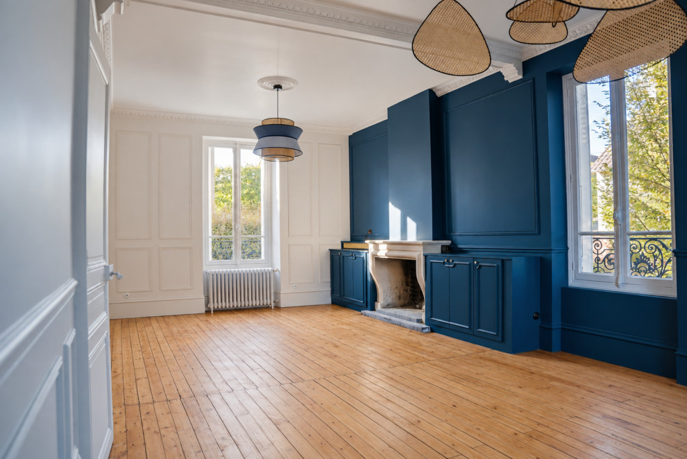 Salon bleu, cheminée et menuiseries sur mesure — Après rénovation
