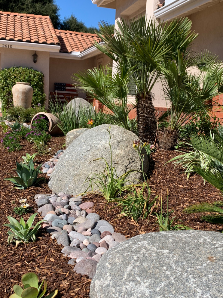 Photo of a small mediterranean front yard full sun xeriscape for summer in San Diego.