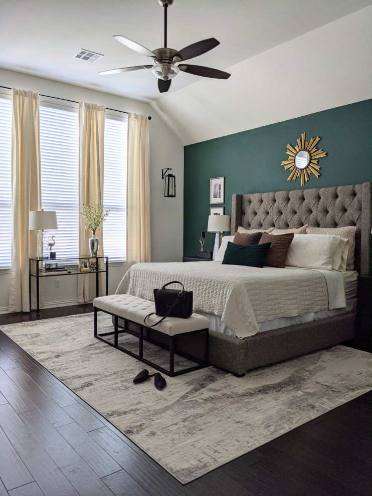 На фото: хозяйская спальня среднего размера в стиле неоклассика (современная классика) с зелеными стенами, темным паркетным полом, коричневым полом и сводчатым потолком без камина