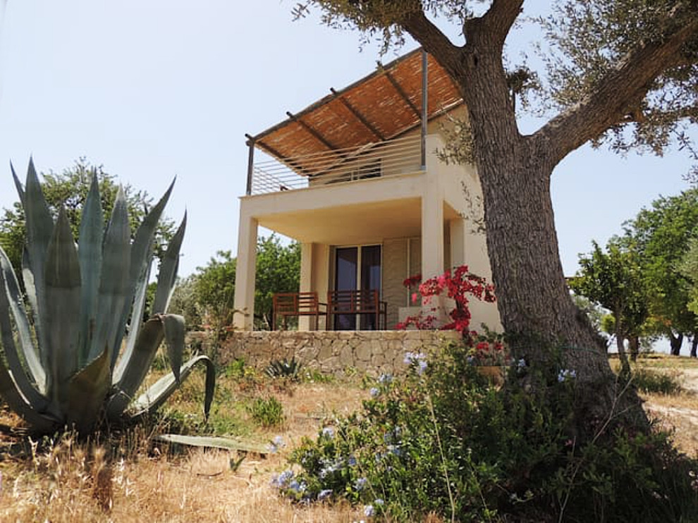 Nuova costruzione di una villa con giardino in Sicilia