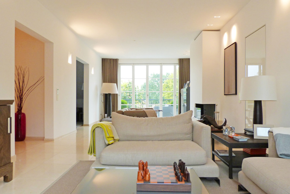 Geräumiges, Abgetrenntes Modernes Wohnzimmer mit weißer Wandfarbe, Eckkamin und verputzter Kaminumrandung in Düsseldorf