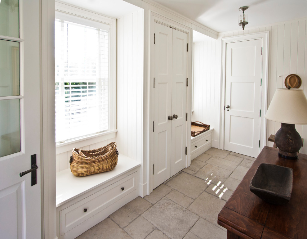 Idéer för att renovera ett litet vintage kapprum, med vita väggar, kalkstensgolv, en enkeldörr, en vit dörr och beiget golv