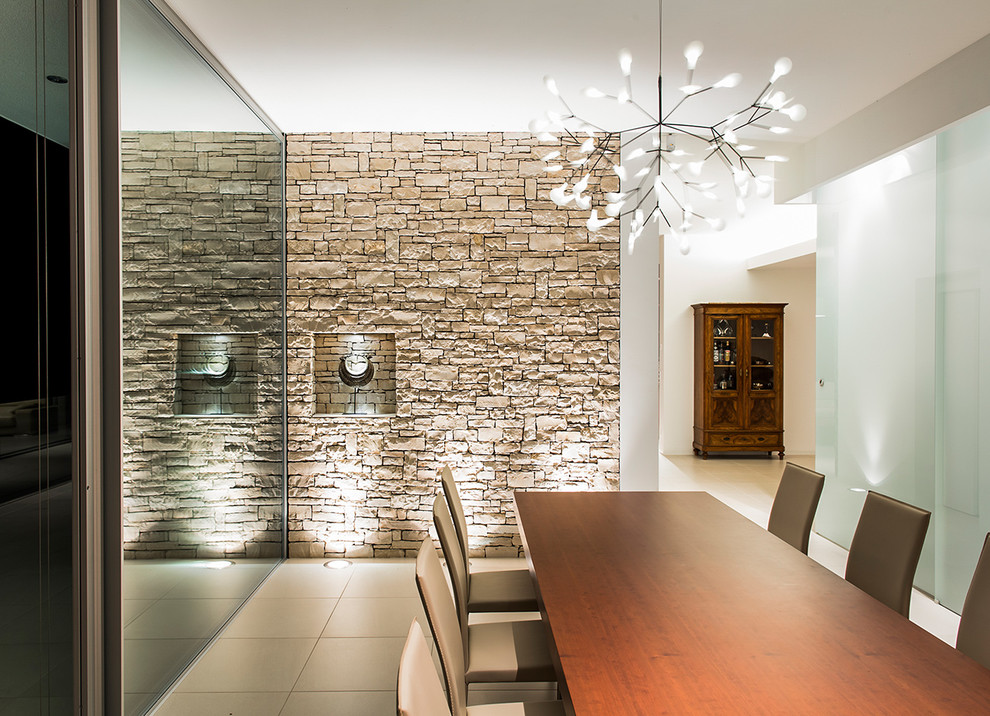 Esempio di una grande sala da pranzo aperta verso il soggiorno moderna con pavimento bianco e pareti beige