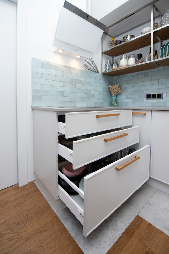 Светлая кухня в неоклассическом стиле