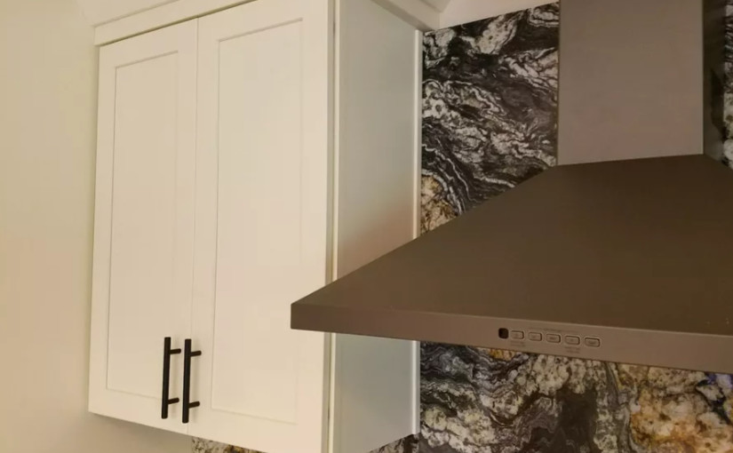 Example of a mid-sized transitional kitchen design with shaker cabinets, white cabinets, granite countertops, gray backsplash, stone slab backsplash and gray countertops