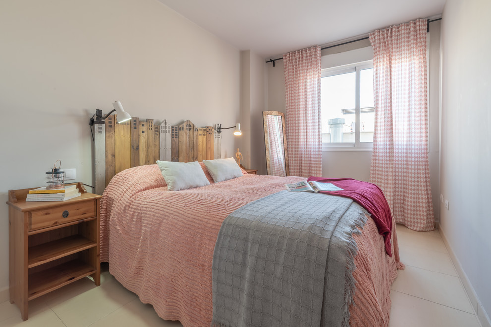 Imagen de dormitorio principal romántico pequeño con paredes grises, suelo de baldosas de cerámica y suelo beige