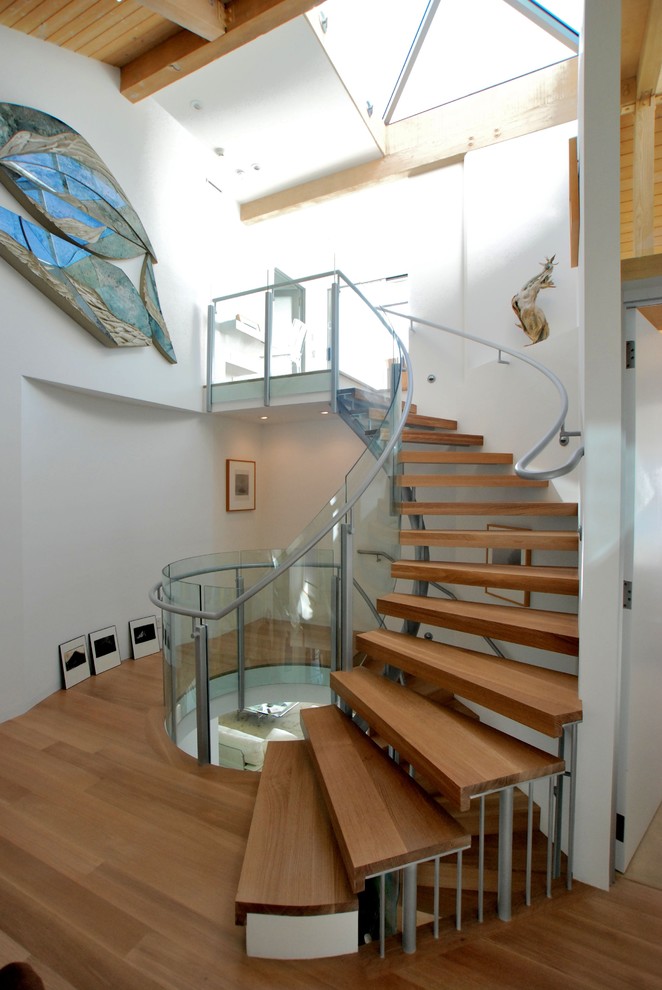 Design ideas for a contemporary staircase in Los Angeles with open risers.