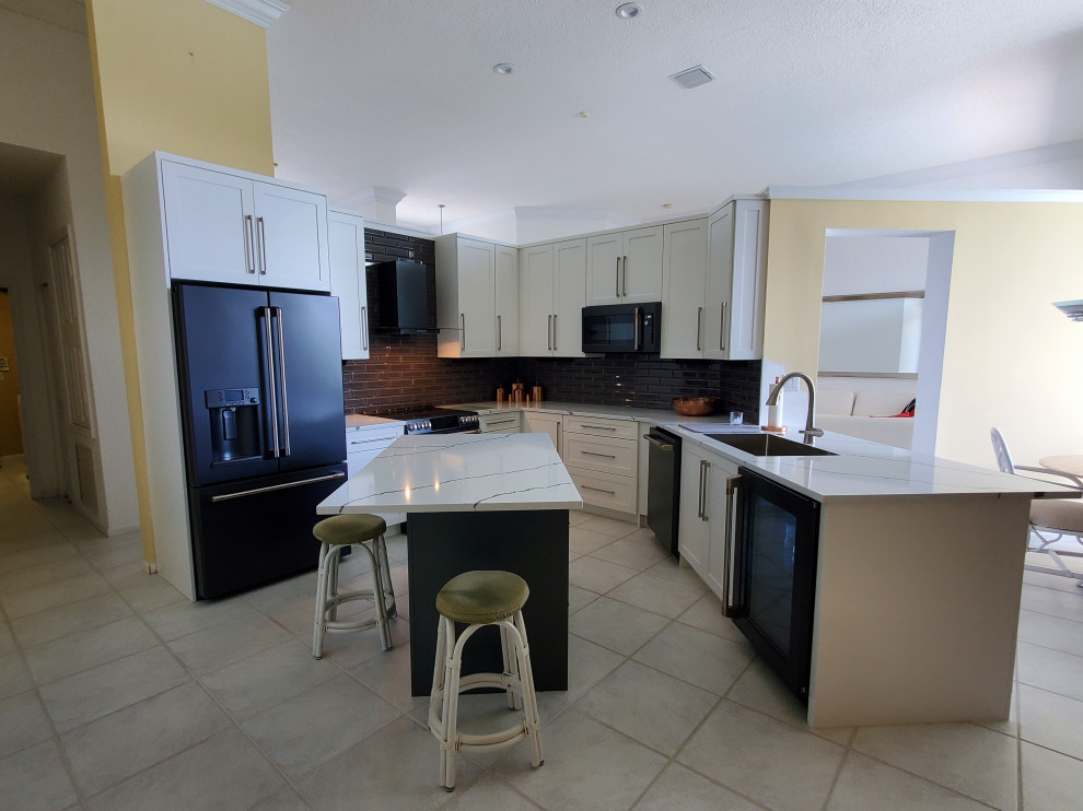 Mittelgroße Klassische Wohnküche mit Schrankfronten im Shaker-Stil, weißen Schränken, Quarzwerkstein-Arbeitsplatte und Kücheninsel in Miami